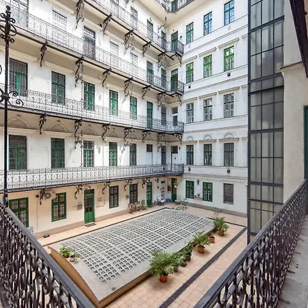 The Champagne In Apartman
